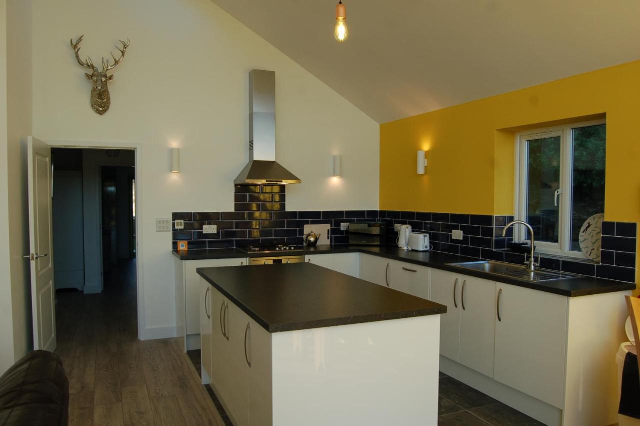 Beautiful, Modern Villa 5 Mins Walk From The Stunning Bay At Trearddur Holyhead Exterior photo